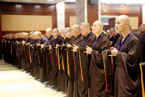 七塔禅寺传授护国兴圣三坛大戒法会教衣具跪拜法仪