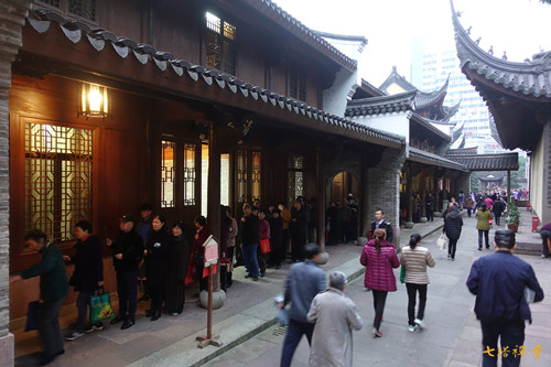 释迦牟尼佛成道纪念日：七塔禅寺腊八施粥送温暖