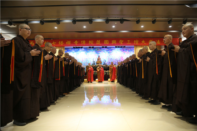 七塔禅寺传授三坛大戒法会举行正授沙弥十戒仪式