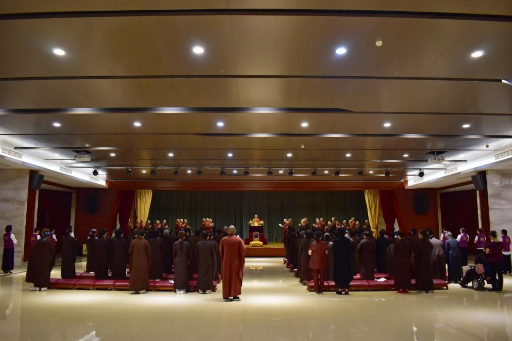 七塔禅寺举行皈依典礼